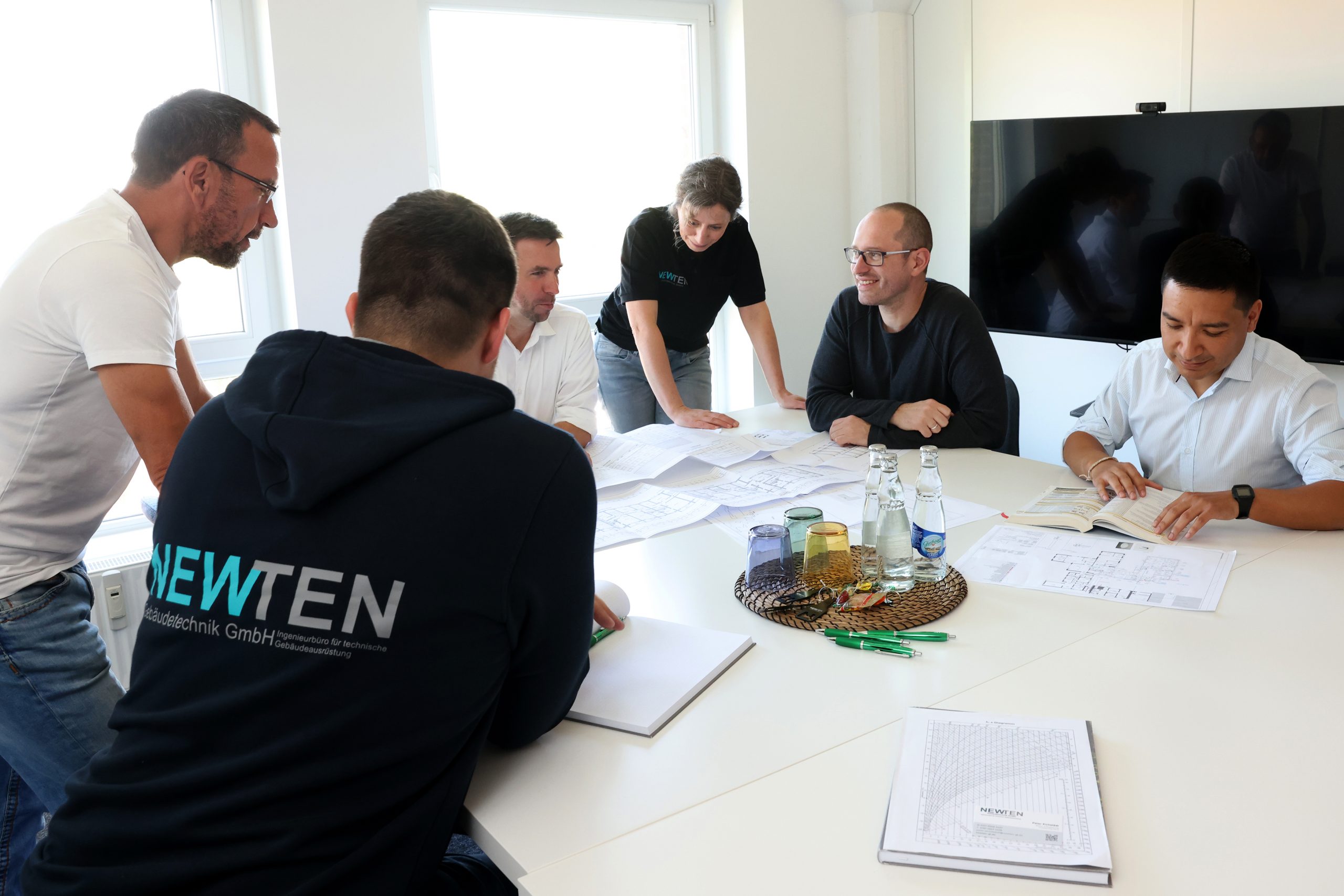 Mitarbeiter der NEWTEN Gebäudetechnik bei der Planung eines TGA-Projekts
