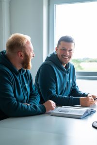 Team Rostock – Projektbesprechung bei NEWTEN Gebäudetechnik Zwei Mitarbeiter der Newten Gebäudetechnik GmbH Rostock bei der Projektbesprechung