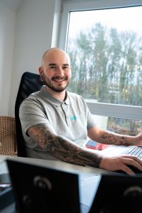 TGA-Fachplanung am Arbeitsplatz bei NEWTEN Rostock Mitarbeiter der Newten Gebäudetechnik GmbH Rostock am Arbeitsplatz mit Laptop