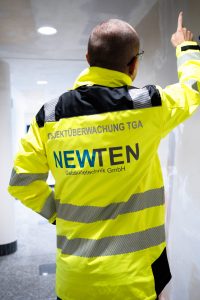 Objektüberwachung TGA durch NEWTEN Gebäudetechnik GmbH NEWTEN Bauleiter bei der Objektüberwachung TGA auf einer Baustelle in Mecklenburg-Vorpommern