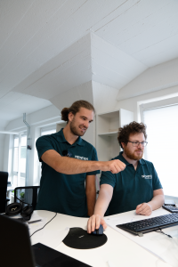 Elektrotechnik-Team bei NEWTEN Gebäudetechnik GmbH bei der Planung im Büro Zwei NEWTEN-Mitarbeiter bei der Planung einer elektrotechnischen Anlage in Rostock